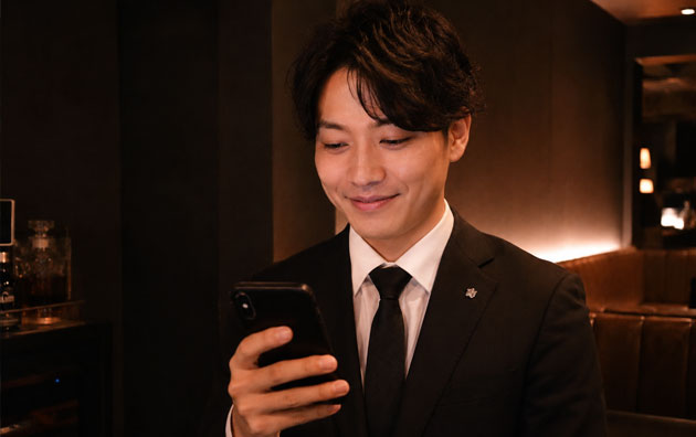 呼びかける男性スタッフ